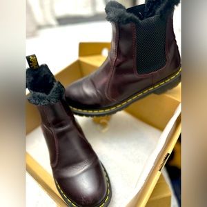 Dr Martens Unisex leather boots lined with a soft faux fur. W9 M7